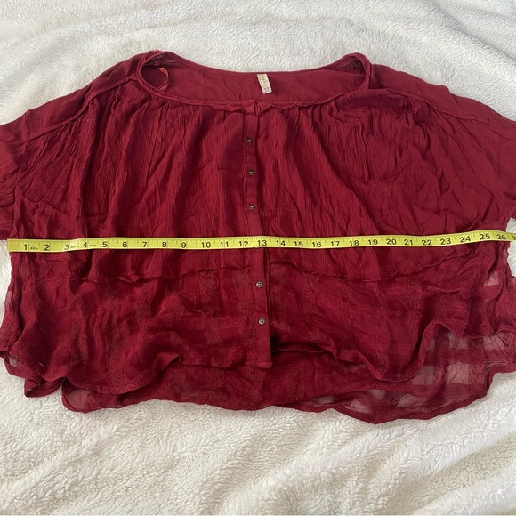 Women’s red Free People blouse size S with buttons and flowy sleeves - Picture 8 of 9